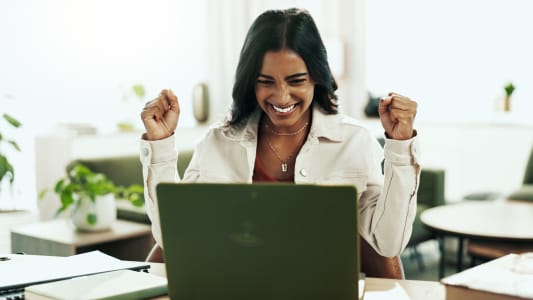 Travail &Atilde; distance, femme excit&eacute;e devant son ordinateur portable pour une victoire, croissance de l'entreprise et bonnes nouvelles par email. Assistant virtuel, ordinateur et c&eacute;l&eacute;bration &agrave; la maison pour une promotion, une r&eacute;alisation et une prime ou un succ&egrave;s de carri&egrave;re.