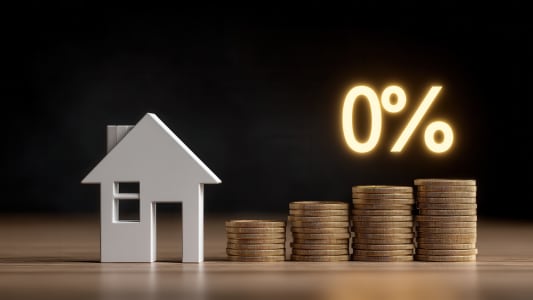 Maison, piles de pi&egrave;ces, taux z&eacute;ro pourcent lumineux en arri&egrave;re-plan.