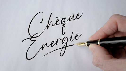 Les mots ch&egrave;que &eacute;nergie &eacute;crits &agrave; la main.