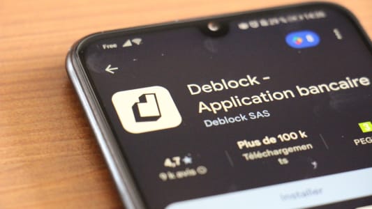 T&eacute;l&eacute;phone affichant l?application bancaire Deblock sur l?&eacute;cran.