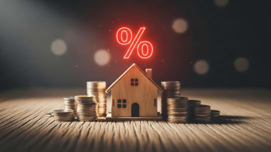 Maison, pi&egrave;ces de monnaie, symbole pourcentage, concept taux immobilier.