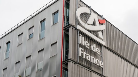 Paris, France - 30 octobre 2025 : Gros plan sur l'enseigne de la Caisse d'&Eacute;pargne &Icirc;le-de-France en fran&ccedil;ais sur le b&acirc;timent. Paris, France.