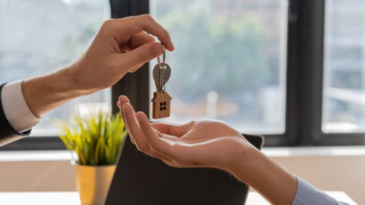 L'agent immobilier remet la clà au nouvel occupant