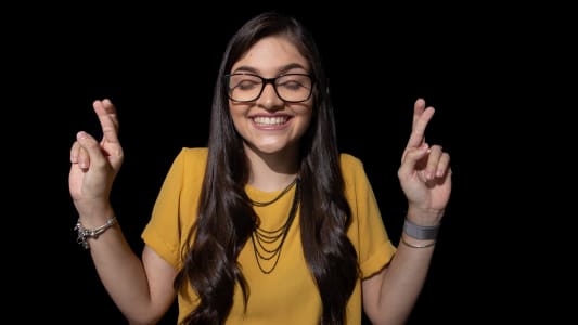 Femme croisant les doigts