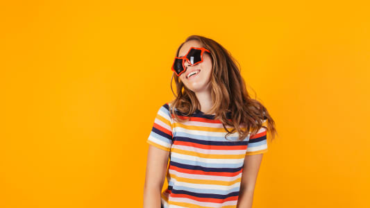 Portrait d'une jeune fille souriante et joyeuse