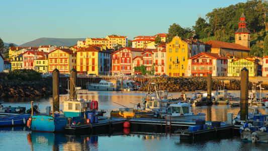 Maisons basques traditionnelles à colombages sur le port de Saint-Jean-de-Luz, Nouvelle-Aquitaine, France