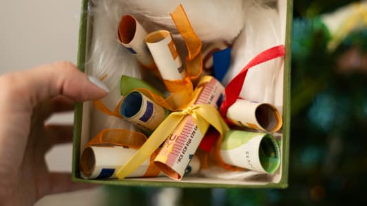 De l'argent dans la boîte cadeau.