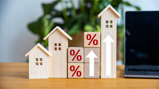 Maisons miniatures, cubes pourcentage, fl&egrave;ches indiquant hausse des taux.