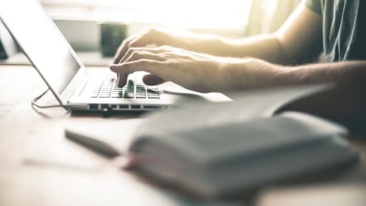 Étudiant travaillant sur l'ordinateur portable