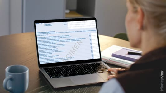 Femme consultant un formulaire administratif sur son ordinateur portable.