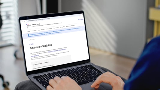 Personne utilisant le simulateur d?&eacute;ligibilit&eacute; au ch&egrave;que &eacute;nergie sur un ordinateur portable.