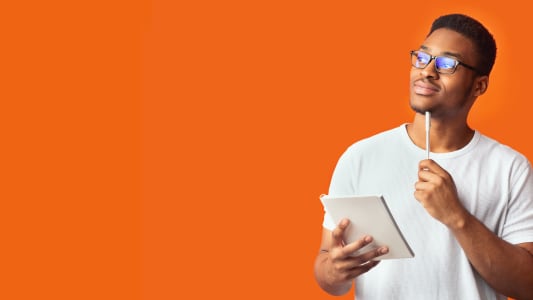 Portrait pensif d'un homme noir sur fond orange