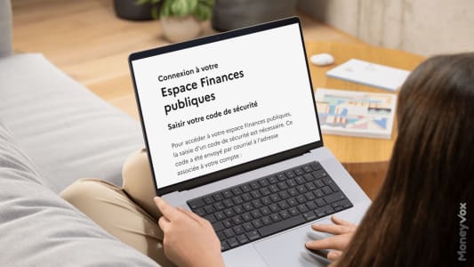 Femme saisit un code de sécurité sur ordinateur portable. impots