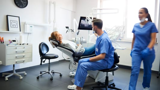 Vue floue des dentistes occupés au travail