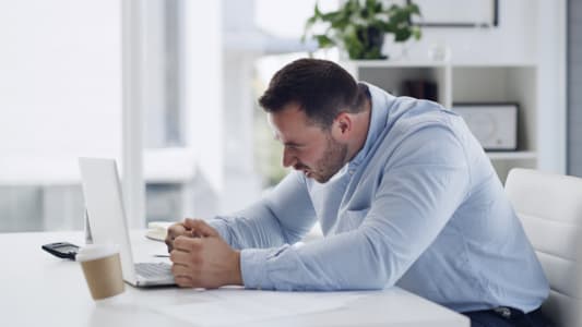 Affaires, homme et frustr&eacute; avec un ordinateur portable au bureau pour l'effondrement du march&eacute;, la perte financi&egrave;re et la chute des actions. Rage, commer&ccedil;ant et en col&egrave;re avec la technologie au bureau pour une erreur de trading, un mauvais investissement et un risque d'&eacute;change
