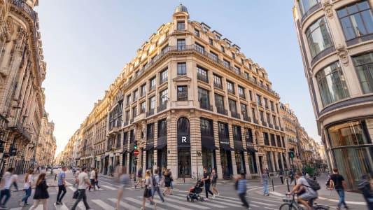 Immeuble haussmannien, passants, v&eacute;los, rue anim&eacute;e, Paris, &eacute;t&eacute;