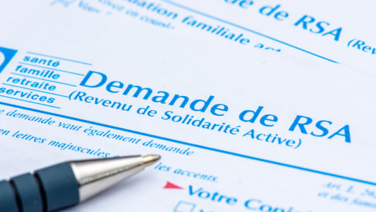 Formulaire de demande de RSA avec un stylo bleu.