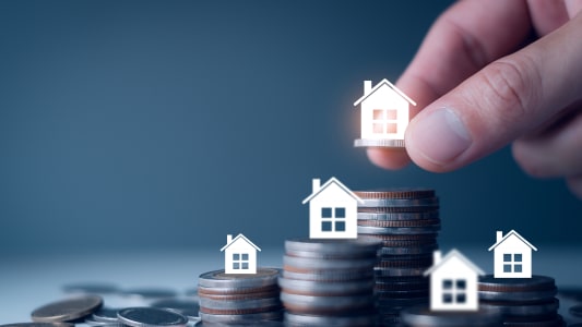 Concept d'investissement immobilier, empilement de pièces et maisons.