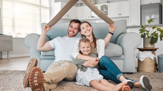 Famille heureuse, portrait et toit avec fille pour la s&eacute;curit&eacute;, la s&eacute;curit&eacute; ou l'investissement immobilier &agrave; domicile. M&egrave;re, p&egrave;re et jeune enfant ou enfant avec sourire sur le sol pour abri, appartement ou maison ensemble.