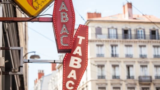 LYON, FRANCE - 14 JUILLET 2019 : Enseigne de buraliste fran&ccedil;aise sur un vendeur de tabac, vendant des cigarettes. Ils sont embl&eacute;matiques de la France, &eacute;galement appel&eacute;s buraliste ou marchand de tabac