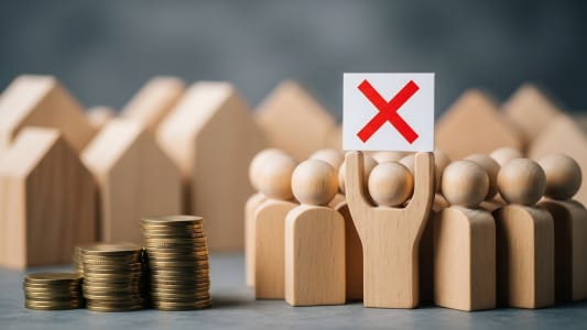 Personnages protestant avec une croix rouge, pi&egrave;ces de monnaie empil&eacute;es.