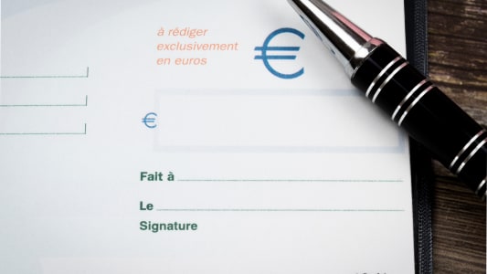 Gros plan sur un ch&egrave;que en euros et un stylo