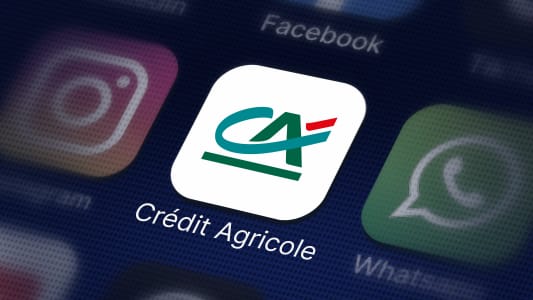 Cr&eacute;dit Agricole logo sur un &eacute;cran de smartphone