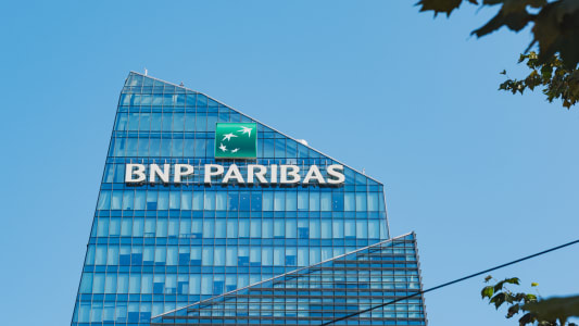 Le logo de la banque fran&ccedil;aise BNP Paribas est visible &agrave; l'ext&eacute;rieur d'un b&acirc;timent bancaire &agrave; Milan, Italie.