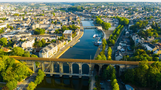 Vue a&eacute;rienne de la ville de Laval dans le d&eacute;partement de la Mayenne, ouest de la France