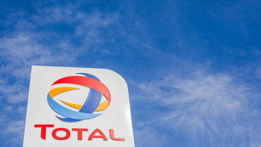 Logo de la soci&eacute;t&eacute; Total sur sa station-service de gaz