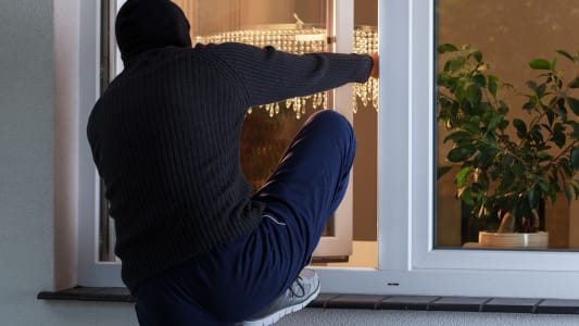 Un couple dormait la fen&ecirc;tre ouverte : l'assurance habitation refuse d'indemniser le vol