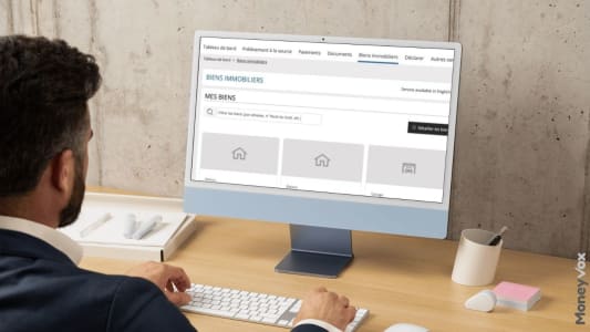 Homme travaillant sur un ordinateur, page de biens immobiliers.