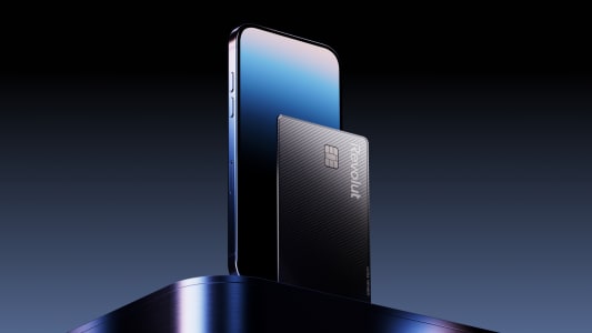 Carte bancaire Revolut posée devant un smartphone moderne et élégant.