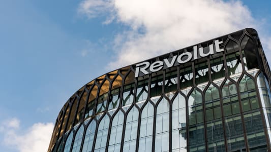 Façade du bâtiment du siège de Revolut, 24 avril, Canary Wharf, Londres, Royaume-Uni
