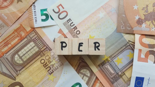 Des billets d?euros et des cubes formant le mot PER.