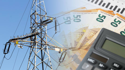 Un pyl&ocirc;ne &eacute;lectrique avec une calculatrice et des billets.