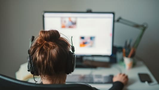 jeune fille travaillant de chez elle
