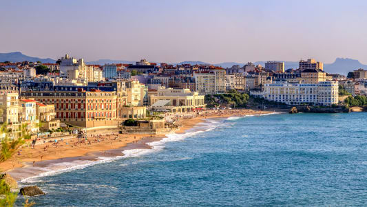 Biarritz, la c&eacute;l&egrave;bre station baln&eacute;aire en France. Vue panoramique de la ville et des plages. Heure dor&eacute;e. Vacances en France.