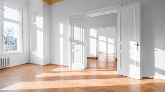 Pièce vide, appartement avec plafond en stuc et sol en parquet