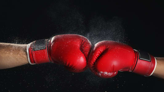 Des gants de boxe sur fond noir