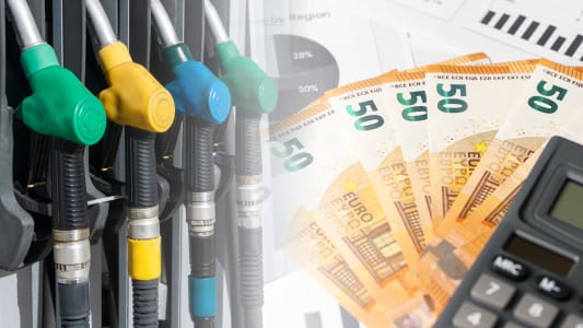 Pompes à essence, billets de 50 euros et calculatrice.