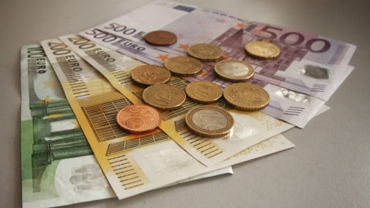 Des billets et des pièces.