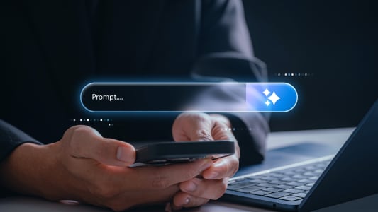 interaction de l'IA g&eacute;n&eacute;rative. un homme d'affaires utilise un smartphone avec une interface de barre de recherche IA futuriste. concept d'intelligence artificielle, de requ&ecirc;te de chatbot et de technologie d'assistant num&eacute;rique