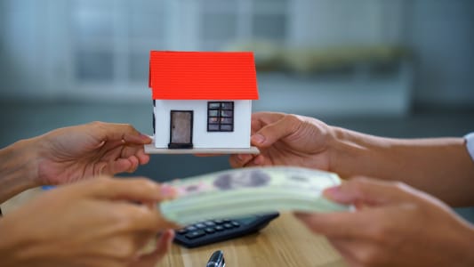 Un modèle de maison donné contre le paiement en espèces.