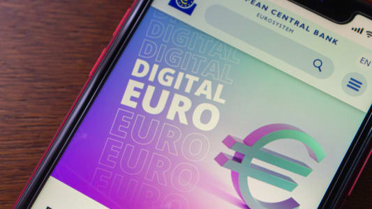 Quito, &Eacute;QUATEUR - 4 nov 2025 : Gros plan sur un &eacute;cran de mobile affichant le site web de la Banque centrale europ&eacute;enne, mettant en &eacute;vidence le concept et le design de l'euro num&eacute;rique.