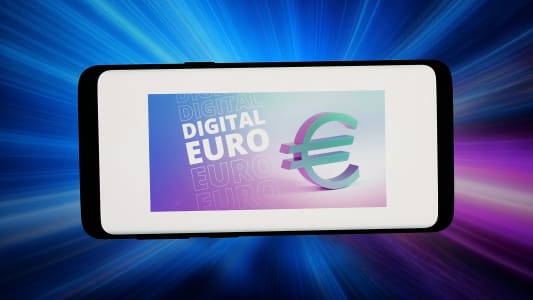 Stuttgart, Allemagne - 06-12-2026 : Dans cette illustration photo, le logo du projet ECB Digital Euro est affich&eacute; sur un smartphone devant un arri&egrave;re-plan abstrait sur un &eacute;cran d'ordinateur.