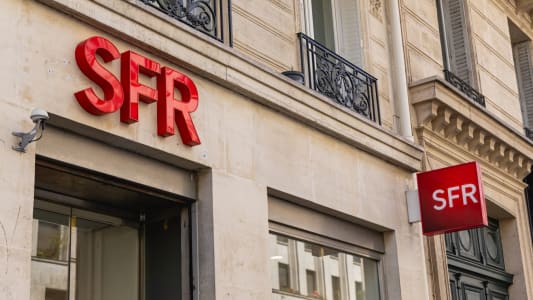 Fa&ccedil;ade d?un magasin SFR avec enseignes rouges visibles.