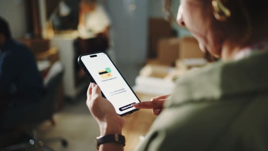 Logistique, startup et mains avec écran de téléphone, commande et paiement approuvés pour les fournitures ou le commerce électronique. En ligne, commande et achat de stock avec mobile, dropshipping et personne avec technologie dans l'entrepôt.