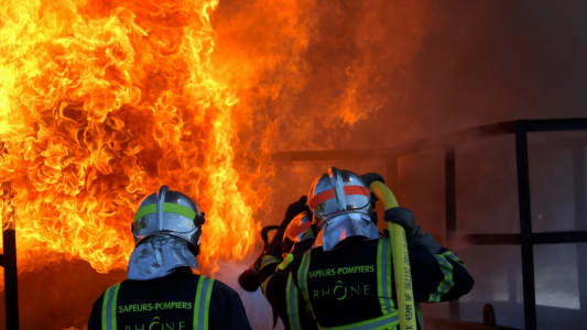 Des pompiers fran&ccedil;ais devant un incendie.