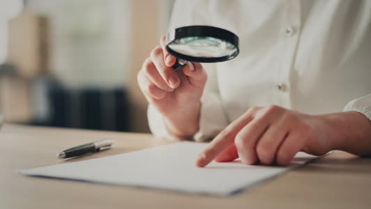 Examinant des documents avec une loupe